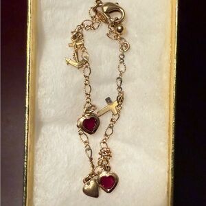 Chic Gold Bracelet with Heart Charms